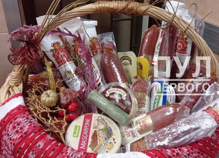 Лукашенко подарил Путину белорусскую колбасу, сыр и хрусталь еда