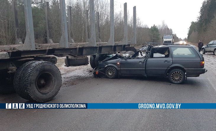 «Фольксваген» попал под грузовик в Островецком районе: есть пострадавшие ДТП