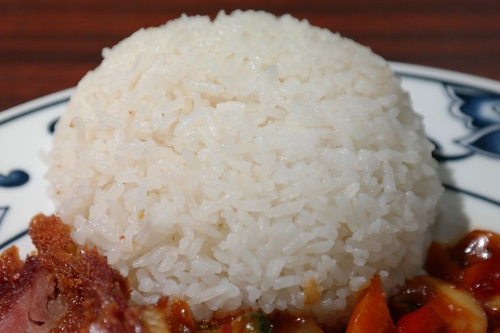 Как правильно солить рис: не все хозяйки об этом знают