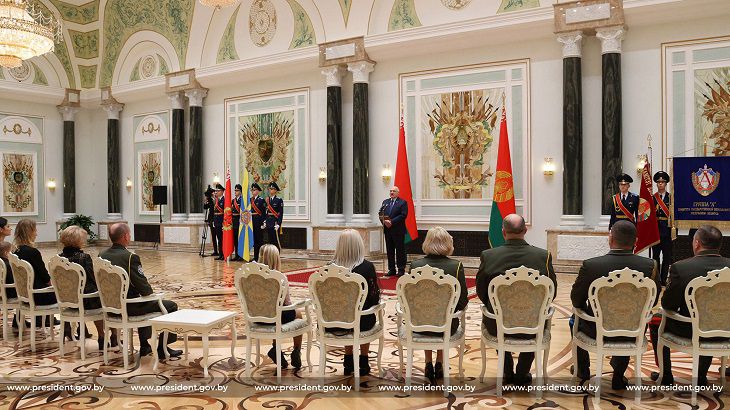 Лукашенко вручил высшие награды Беларуси семьям погибших пилотов и офицера КГБ люди