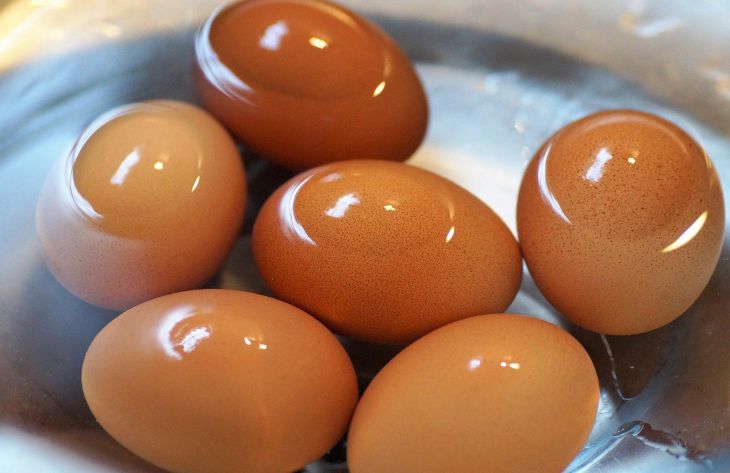Скорлупа «слетает сама», а желток получается ярким и нежным: что нужно добавить в воду при варке яиц