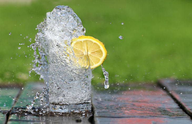 Диетолог опровергла миф о двух литрах воды в день