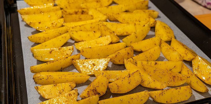 Как очистить противень от нагара и застарелого жира: эффективные хитрости опытных хозяек Противень с картошкой