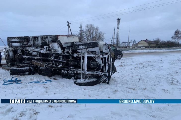 Грузовик со спиртным опрокинулся в Гродненском районе: пострадало 100 литров продукции Автомобиль ДТП
