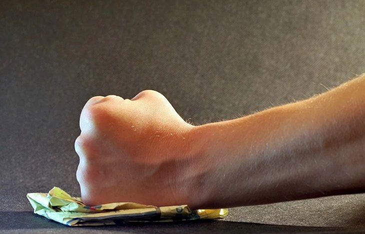 3 вещи, от которых надо избавляться каждую неделю во время уборки кулак