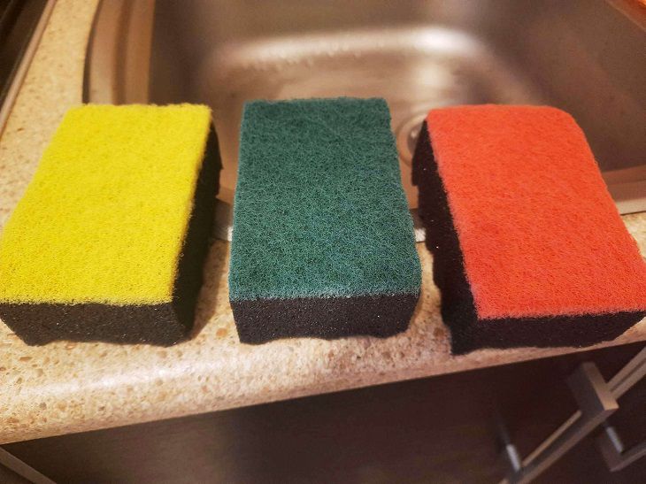 Почему губки, которыми мы моем посуду, разные по цвету: узнав, вы начнете ими правильно пользоваться 
