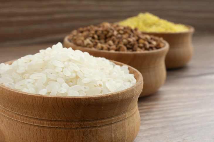 Нужно ли закрывать крышку при варке риса?