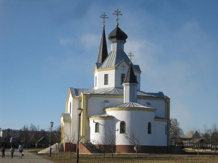 Зарплаты белорусских городов. В Костюковичах – до 2 500 рублей церковь