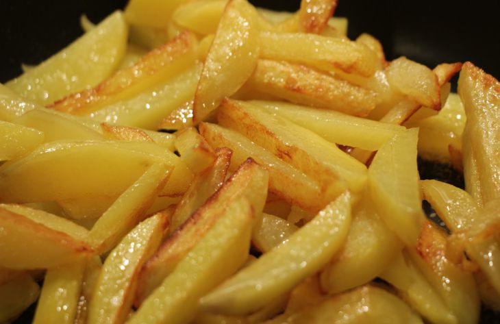 Как сделать, чтобы жареная картошка хрустела, а не превратилась в кашу: используйте эту хитрость