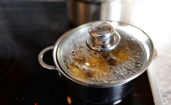 Как очистить запущенный нагар на эмалированной кастрюле: проверенный способ образцовых хозяек