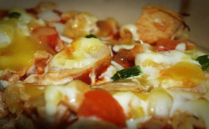 Открытый пирог на сковороде за 10 минут: как пицца, только быстрее и вкуснее