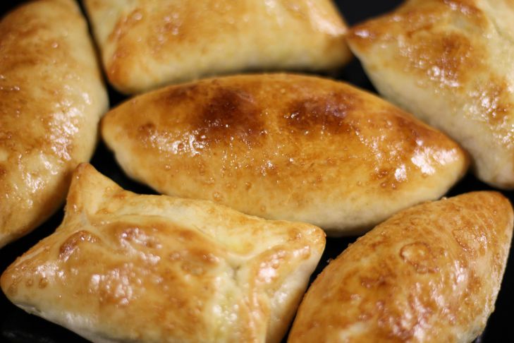 Как быстро приготовить очень вкусные и пышные жареные пирожки без дрожжей: простой рецепт