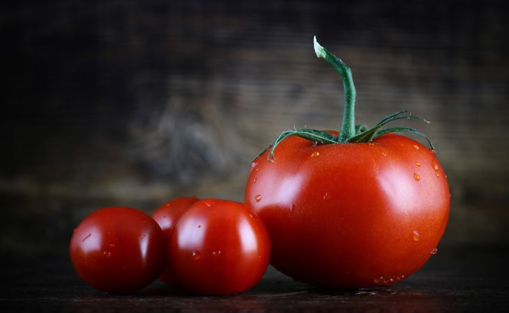 Подкормка для помидоров 3 в 1: защитит от болезней, увеличит завязи и заставит плоды расти крупными