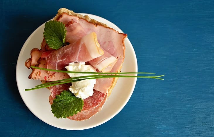 Бутерброд с колбасой