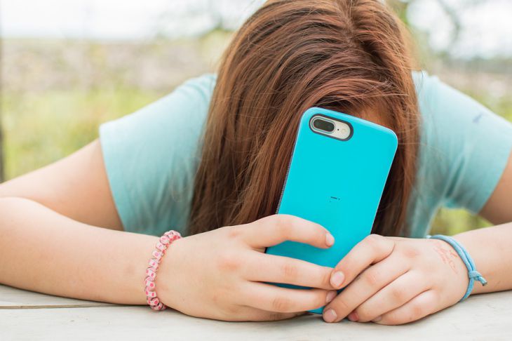 Apple обвинили в массовой травле подростков — пользователей Android Девушка Телефон