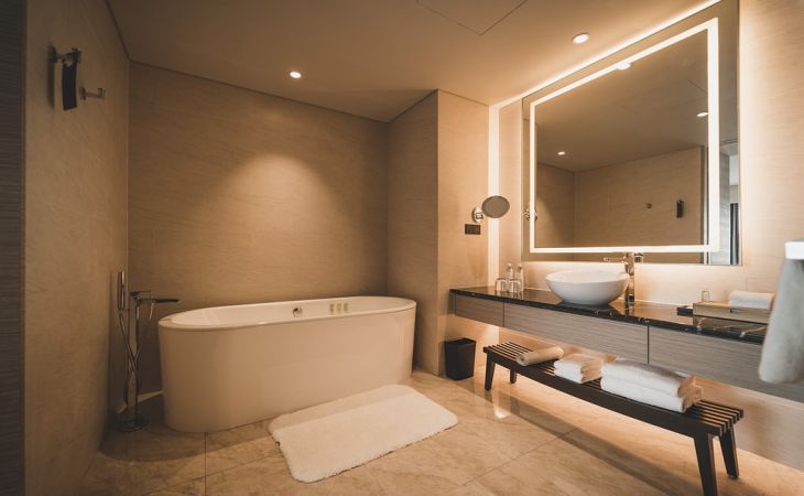 4 секрета чистоты от работников люксовых отелей, чтобы ванная комната блестела