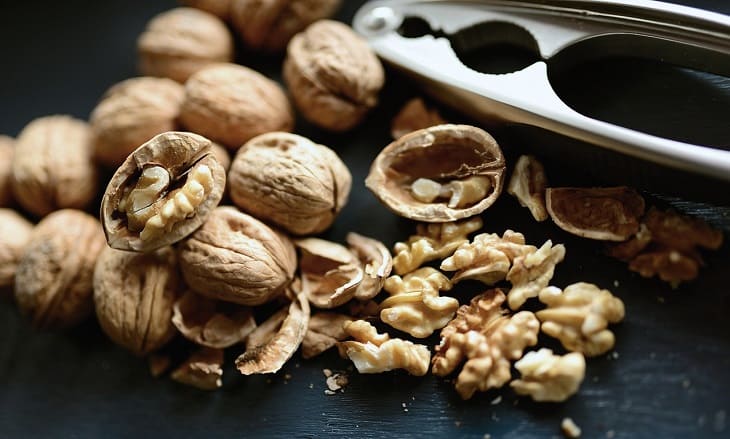 Как обжарить грецкие орехи на сковороде: секреты хозяек