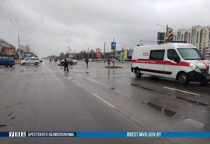 В Бресте машина «скорой» с ребенком попала в ДТП скорая
