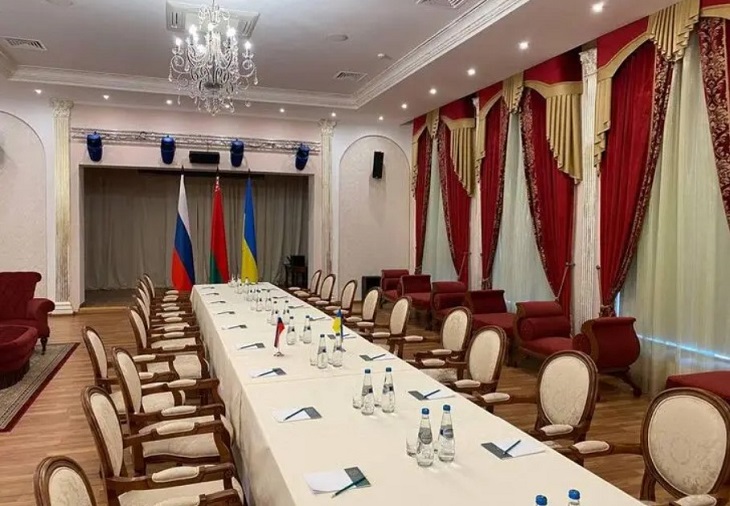 Переговоры: делегации России и Украины встречаются в «домике рыбака» помещение