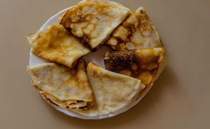 В тесто для блинов добавьте всего один ингредиент: блины будут с интересным вкусом и их мгновенно съедят