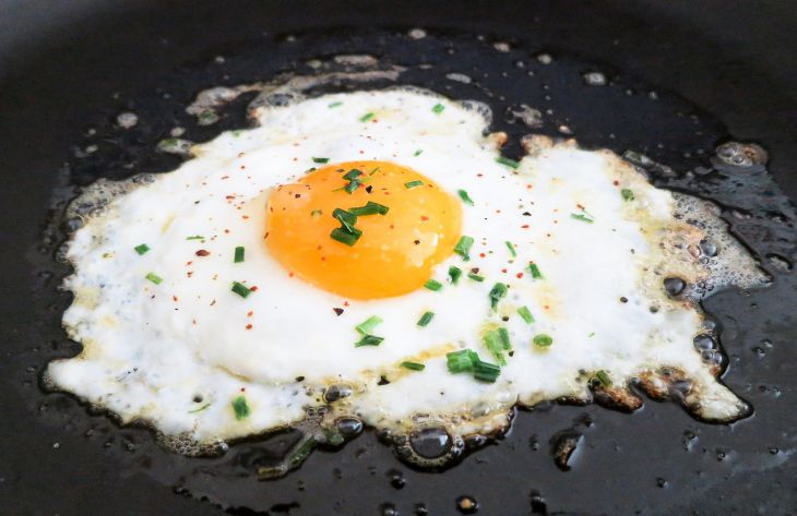 Как правильно пожарить яичницу, чтобы она не прилипла к сковороде