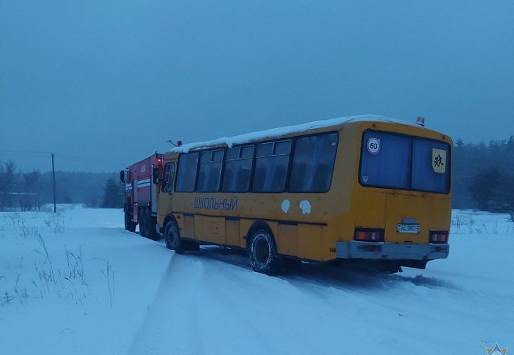 Под Быховом в снегу застрял школьный автобус с детьми автобус