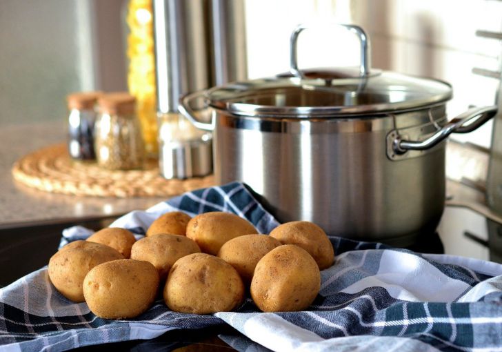 При варке картошки добавьте один простой ингредиент: получается вкуснее и ароматнее
