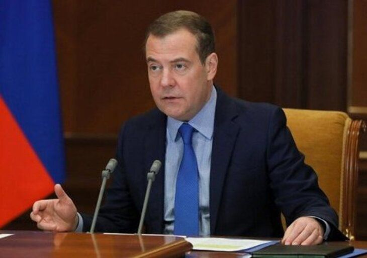 Медведев пояснил, что будет, если деньги россиян арестуют на Западе Медведев