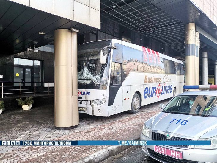 В Минске пассажирский автобус врезался в автовокзал «Центральный» ДТП