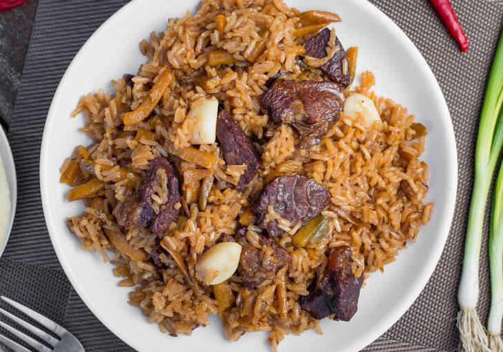 Чтобы приготовить настоящий узбекский плов, нужно знать хитрость «для своих»: повара об этом рассказывают неохотно