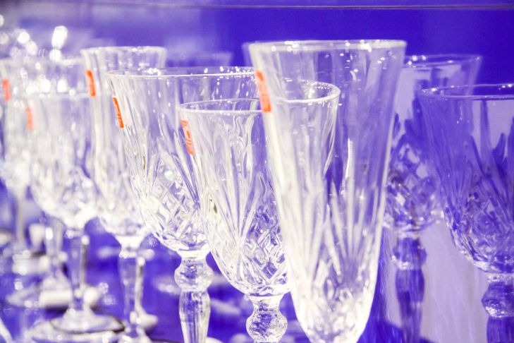 Быстро и без разводов: отмыть стеклянную посуду помогут два простых продукта посуда