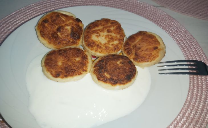 Чтобы сырники приготовились пышными и не пригорали, нужно знать всего 2 нюанса