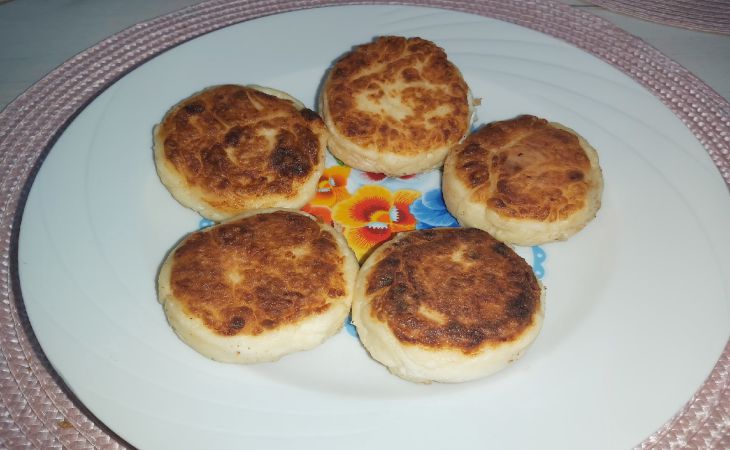 Нужна ли в сырниках сода и сколько добавлять яиц: о чем спорят хозяйки 