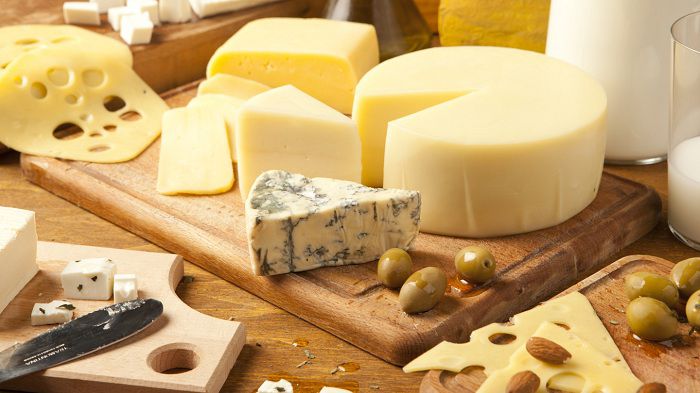 Что делают хозяйки, чтобы сыр в холодильнике не плесневел: маленькая хитрость