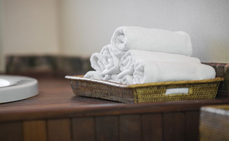 Чем отстирать застарелые пятна на полотенцах, если все химчистки отказали: безотказный способ 