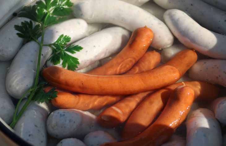 Отварные сосиски получились безвкусными: какие ошибки были допущены хозяйкой сосиски