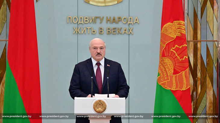 «Тебя будут давить, качать». Лукашенко призвал быть начеку Лукашенко