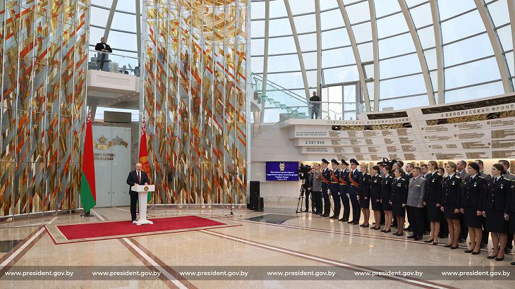 Лукашенко присвоил двум белорусам генеральские звания люди