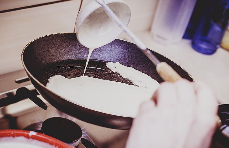 Сковорода и тесто 