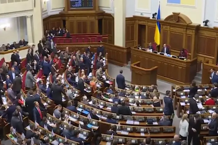 Совет нацбезопасности Украины приостановил деятельность 11 партий, в том числе оппозиционных Рада Украина