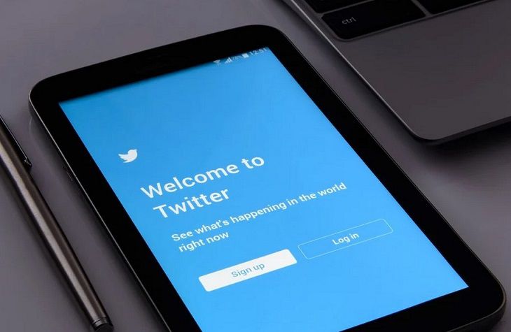 Twitter начинает помечать государственные СМИ Беларуси смартфон