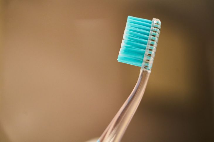 Как продезинфицировать зубную щетку: 2 лайфхака, о которых большинство даже не подозревает