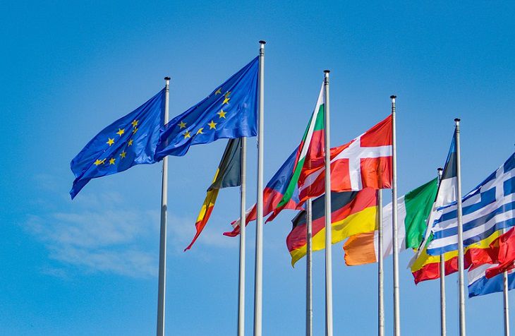 WSJ: ЕС изучает возможность ужесточения санкций против России в ближайшие дни флаги