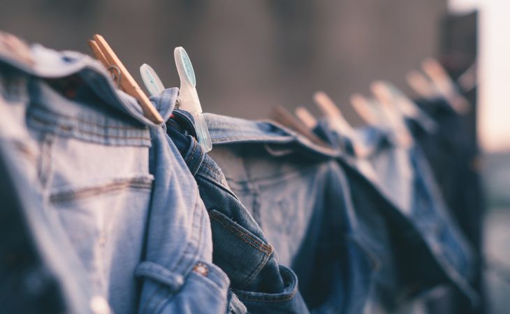 Как быстро устранить жирное пятно с одежды, не застирывая: хитрость, которая многих удивит