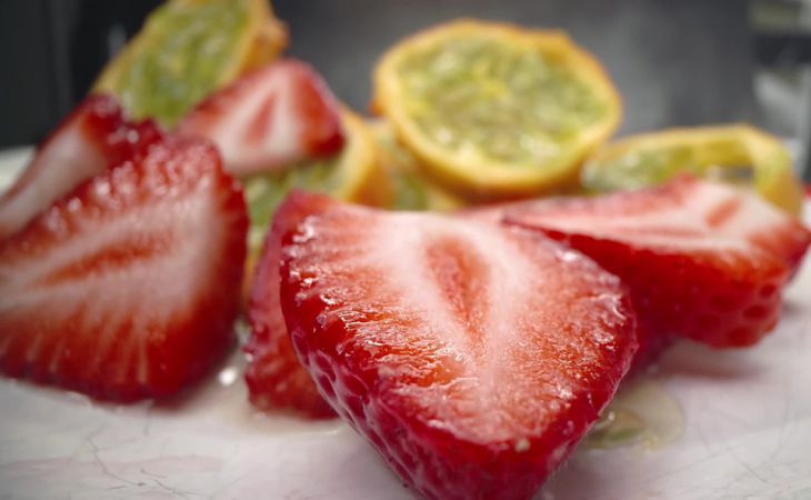 Как «накормить» клубнику медовой водой, чтобы ягоды были большими и вкусными: соседи будут спрашивать секрет
