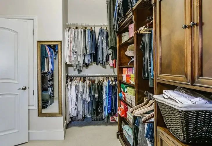 Запах в шкафу: что делать, чтобы одежда приятно пахла