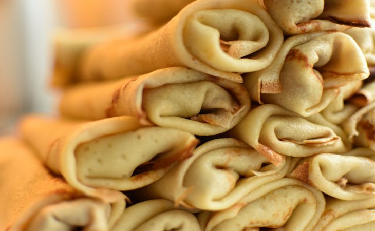 Блины будут румяными и золотистыми: следует добавить этот ингредиент в тесто