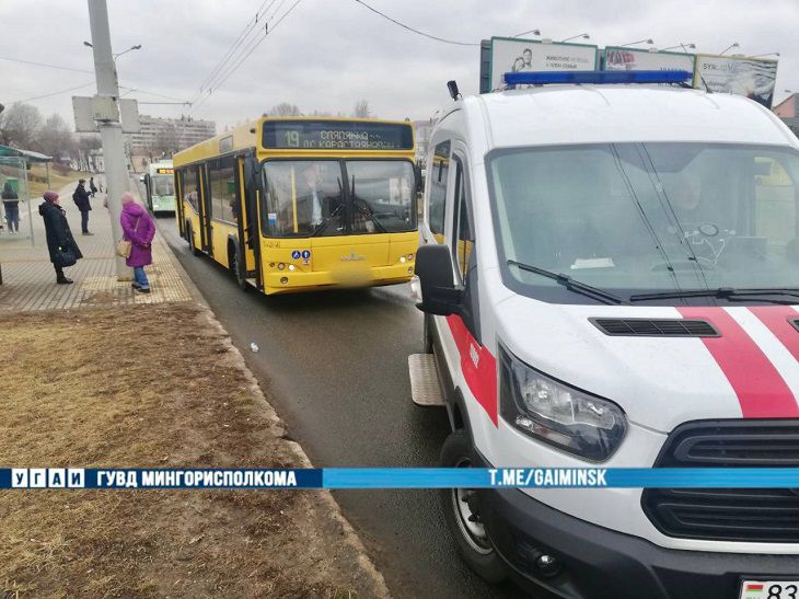В Минске автобус мужчину протащил несколько метров скорая