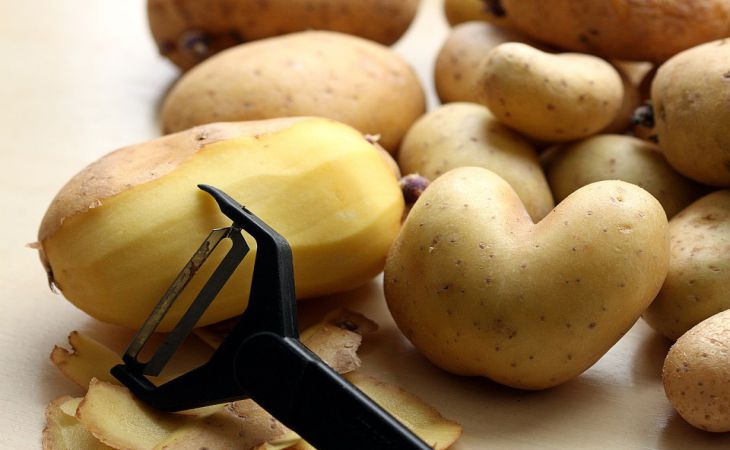 Для чего картофельные очистки сжигают в печи: старая деревенская хитрость 