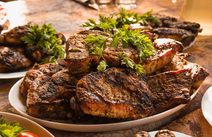 Названы 3 продукта, которые сокращают продолжительность жизни мясо